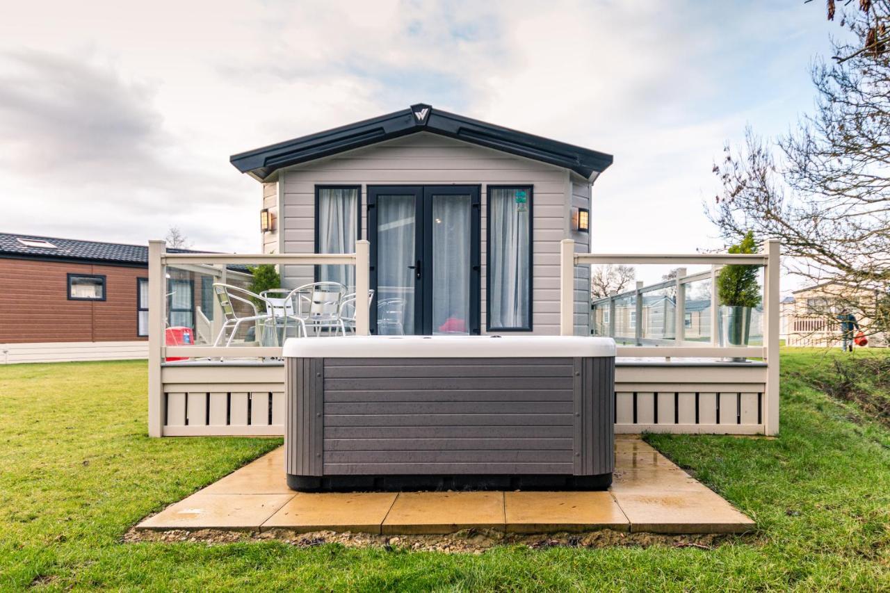 Hidden Jewel Lodge With Hot Tub York Exterior foto